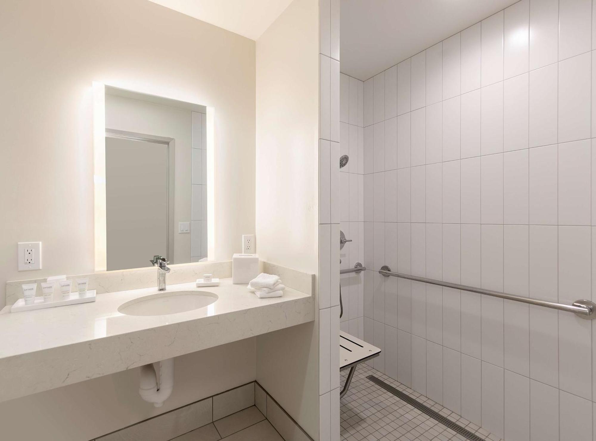 King Room with Tub - Mobility and Hearing Accessible,1551611302:JPEG